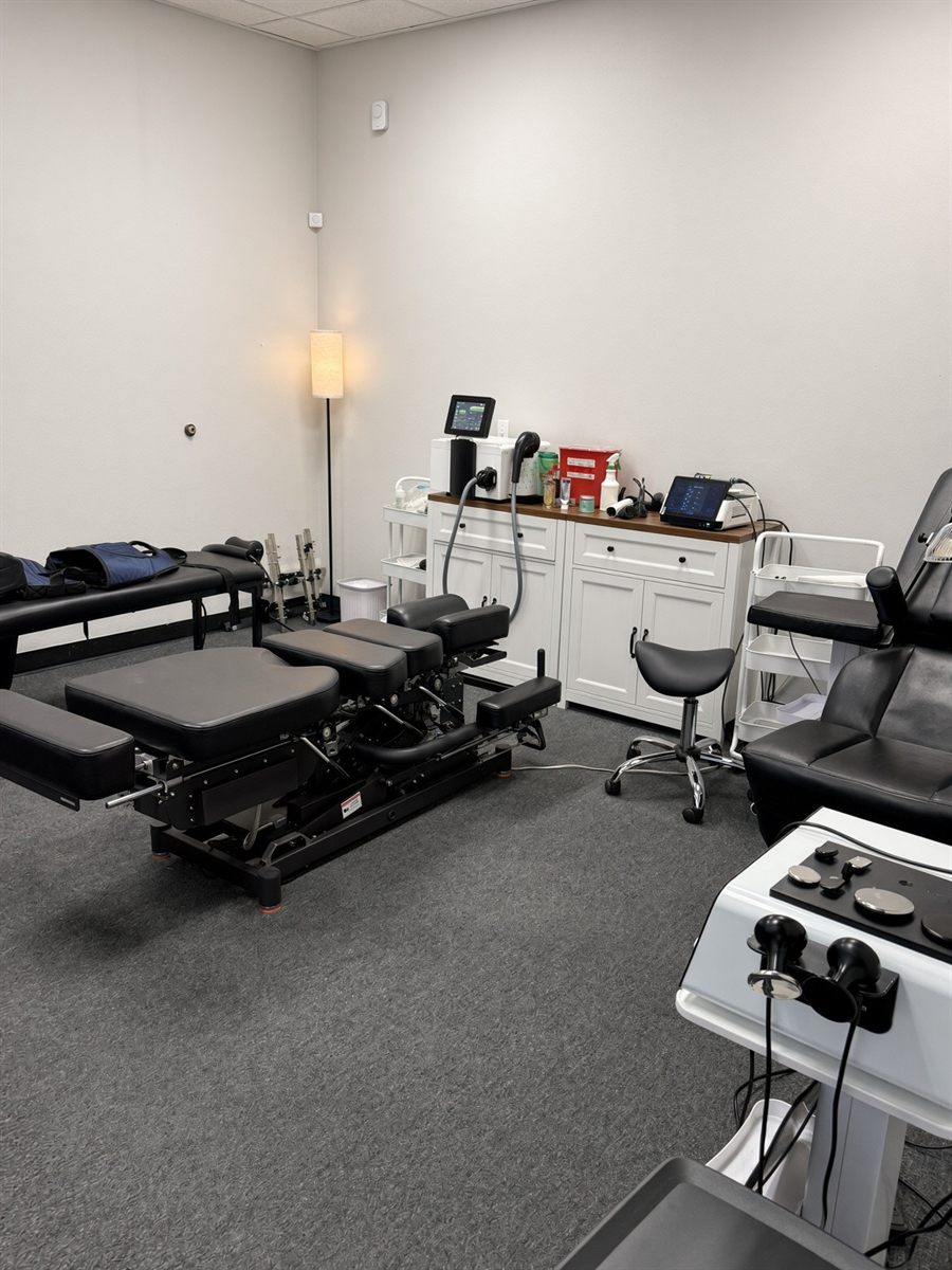Adjusting room with a drop table, traction chair and therapy devices